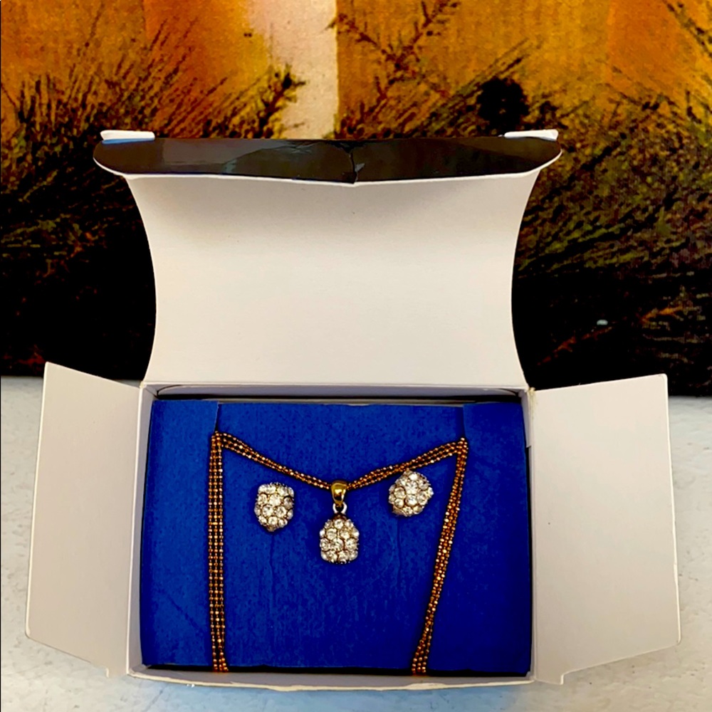 Avon Necklace and Earrings Set Goldtone